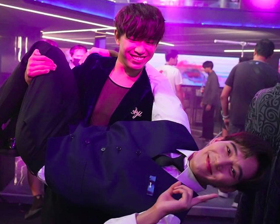เรื่องย่อ คืนนี้มีแค่เรา เปิดบาร์โฮสสุดฮฮตไปกับ เข็มทิศ-เวลา เรื่องย่อ คืนนี้มีแค่เรา เปิดบาร์โฮสสุดฮฮตไปกับ เข็มทิศ-เวลา