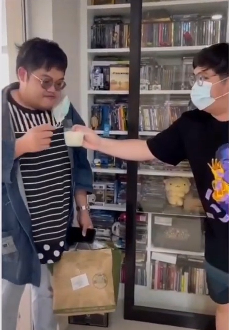 โดม จารุวัฒน์ ได้กลับบ้าน น้องชายจัดน้ำมะนาวโซดา เผยลิ้นรับรสยังไม่เต็มร้อย โดม จารุวัฒน์ ได้กลับบ้าน น้องชายจัดน้ำมะนาวโซดา เผยลิ้นรับรสยังไม่เต็มร้อย