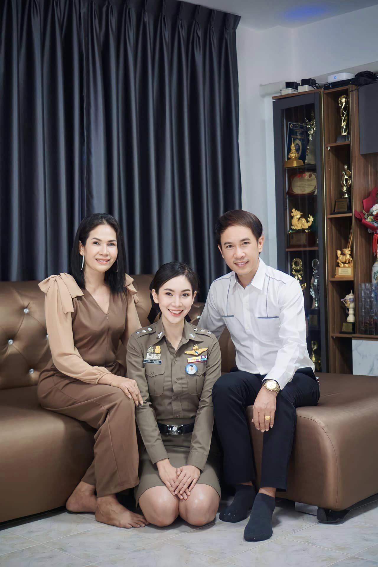 รู้จัก แคท อาทิติยา นักร้องลูกทุ่งสาวดีกรีนางงาม สู่ ผู้กองคนสวย 