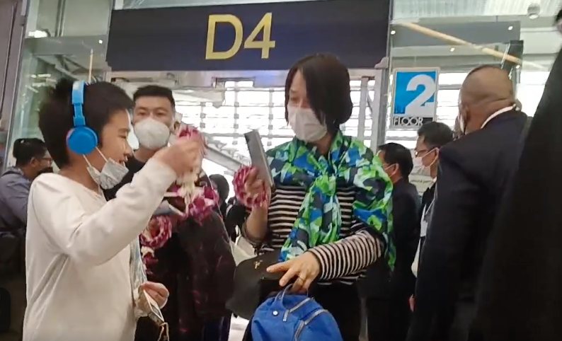 นักท่องเที่ยวจีนกลุ่มแรกเดินทางถึงไทยแล้ว อนุทินปลื้มรอต้อนรับด้วยตัวเอง นักท่องเที่ยวจีนกลุ่มแรกเดินทางถึงไทยแล้ว อนุทินปลื้มรอต้อนรับด้วยตัวเอง