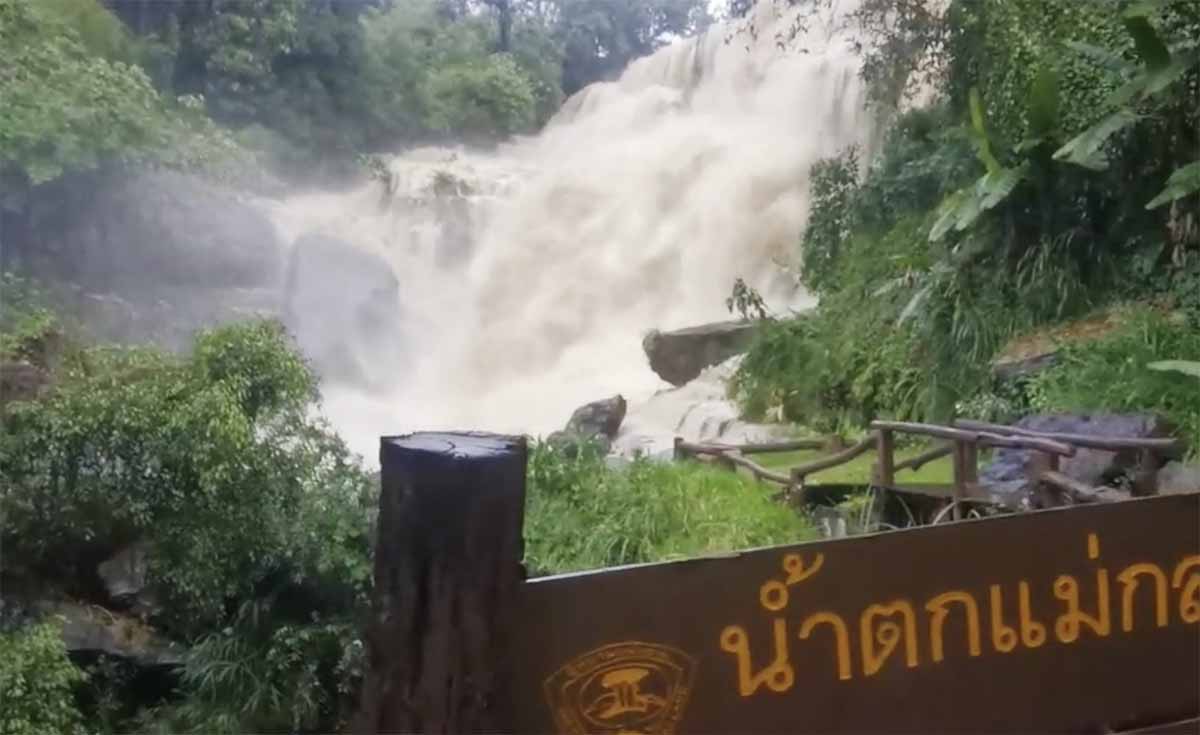 เชียงใหม่ฝนถล่มหนัก! น้ำป่าหลากลงน้ำตกแม่กลาง จนท.เฝ้าระวัง เชียงใหม่ฝนถล่มหนัก! น้ำป่าหลากลงน้ำตกแม่กลาง จนท.เฝ้าระวัง