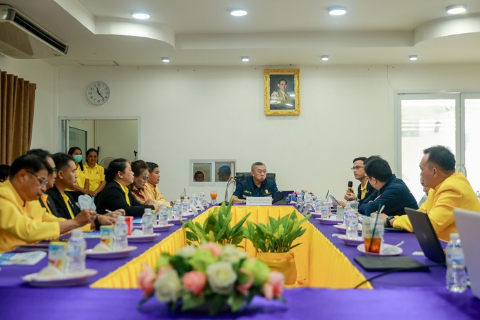บิ๊กอุ้มลุยบุรีรัมย์กับ กสศ. แก้ปัญหาเด็กหลุดนอกระบบการศึกษา มอบ สกร. ตามเด็กถึงบ้าน บิ๊กอุ้มลุยบุรีรัมย์กับ กสศ. แก้ปัญหาเด็กหลุดนอกระบบการศึกษา มอบ สกร. ตามเด็กถึงบ้าน
