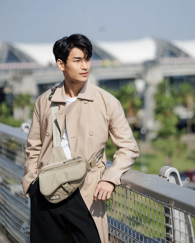 ส่องแอร์พอร์ตลุค!! ‘อาโป ณัฐวิญญ์’ หล่อละมุนลัดฟ้าสู่ปารีส ร่วมชมแฟชั่นโชว์ Dior