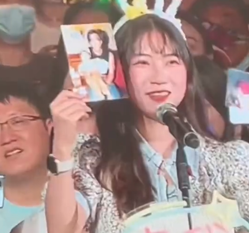 สุดซึ้งกลางคอนเสิร์ต เริ่นเสียนฉี ได้เจอแฟนคลับที่เคยช่วยชีวิต เมื่อ 22 ปีก่อน [มีคลิป] 