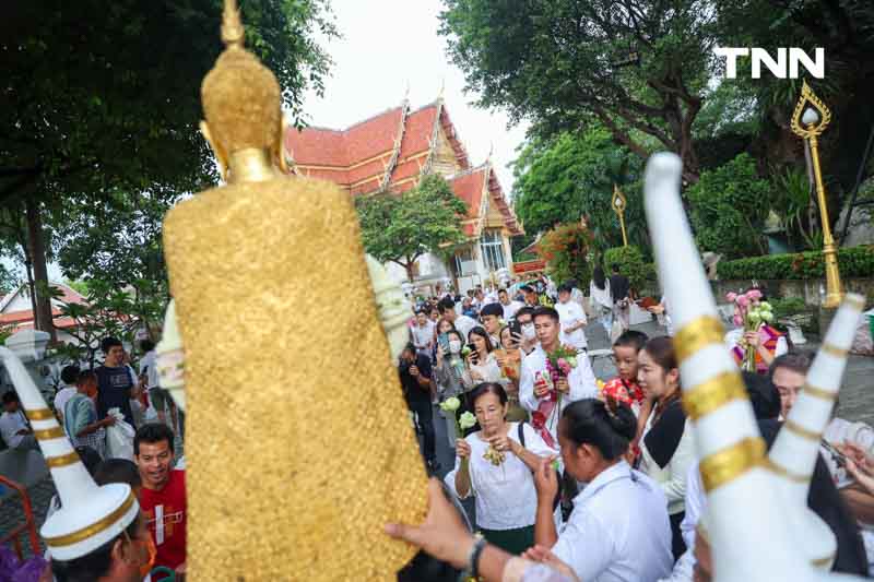 ชาวพุทธแน่นภูเขาทอง ร่วมตักบาตรเทโวเนื่องในวันออกพรรษา ชาวพุทธแน่นภูเขาทอง ร่วมตักบาตรเทโวเนื่องในวันออกพรรษา