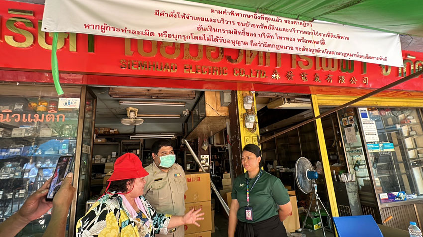 ทนายกฤษฎา ลุยช่วย เจ๊มะลิ คลองถม โดนบริษัทไล่รื้อห้องแถว ทนายกฤษฎา ลุยช่วย เจ๊มะลิ คลองถม โดนบริษัทไล่รื้อห้องแถว