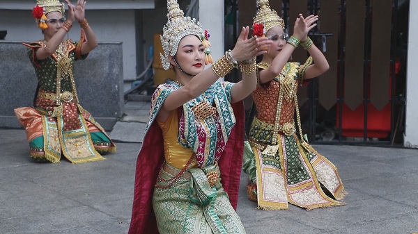 “แพนเค้ก” รำบวงสรวงถวายท้าวมหาพรหมสุดยิ่งใหญ่  (มีคลิป)