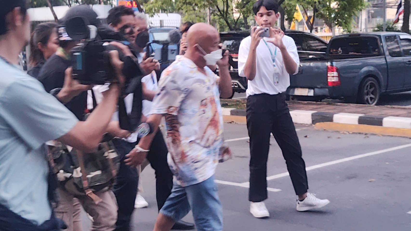 พ่อดีเจแมน เดินทางไปศาลให้กำลังใจลูกชาย เผยสิ่งที่ฝากฝังให้ช่วยดูแล พ่อดีเจแมน เดินทางไปศาลให้กำลังใจลูกชาย เผยสิ่งที่ฝากฝังให้ช่วยดูแล