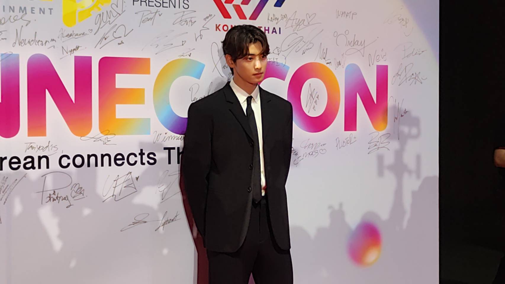 เปิดภาพซุปตาร์หนุ่ม ชาอึนอู ร่วมเดินพรมแดงในงานแถลงข่าว KONNECT CON เปิดภาพซุปตาร์หนุ่ม ชาอึนอู ร่วมเดินพรมแดงในงานแถลงข่าว KONNECT CON