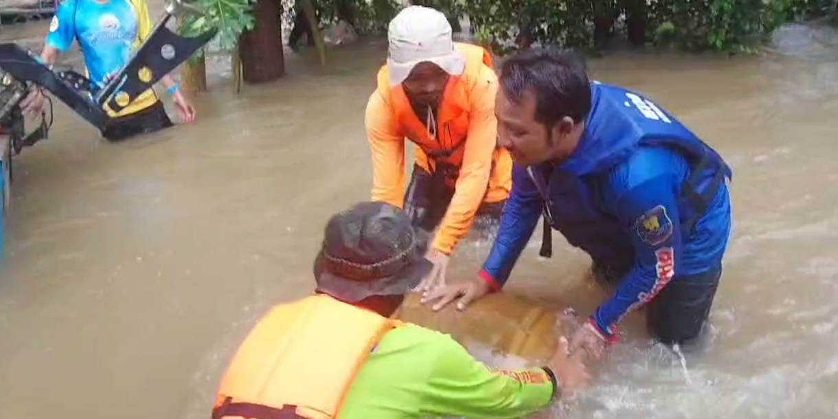 โคราชอ่วม! ลำน้ำมาศทะลักท่วม สูงกว่า 2 เมตร ชาวบ้านติดเกาะ-เร่งช่วยเหลือด่วน โคราชอ่วม! ลำน้ำมาศทะลักท่วม สูงกว่า 2 เมตร ชาวบ้านติดเกาะ-เร่งช่วยเหลือด่วน