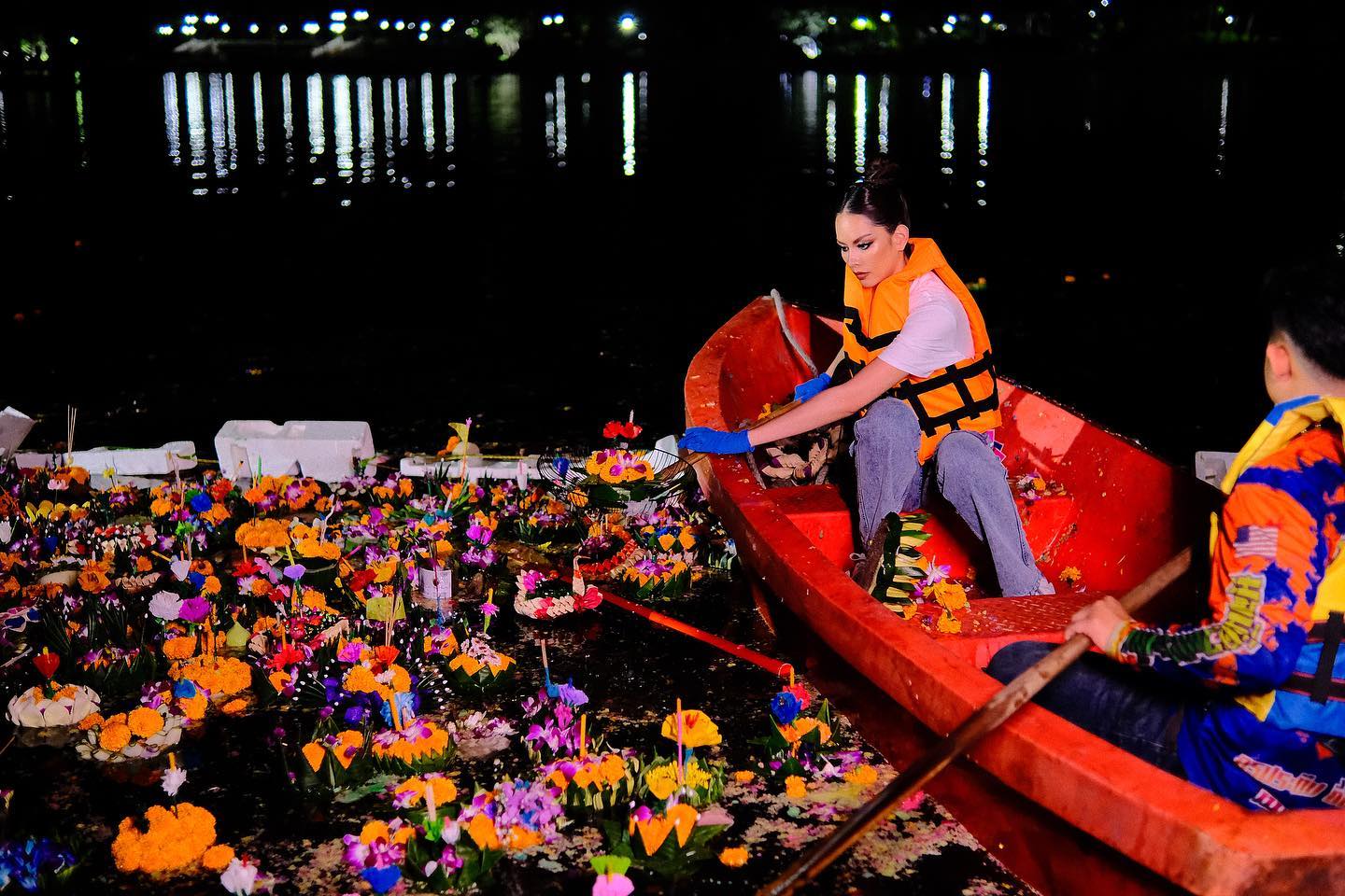 แห่ชื่นชม! แอนนา เสืองามเอี่ยม นั่งเรือร่วมเก็บขยะกลางดึก แห่ชื่นชม! แอนนา เสืองามเอี่ยม นั่งเรือร่วมเก็บขยะกลางดึก