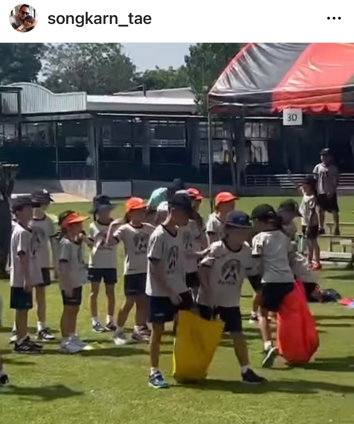 โมเมนต์น่ารัก! สงกรานต์ ตามเชียร์ลูกสาว น้องปีใหม่ ติดขอบสนามงานกีฬาสี โมเมนต์น่ารัก! สงกรานต์ ตามเชียร์ลูกสาว น้องปีใหม่ ติดขอบสนามงานกีฬาสี