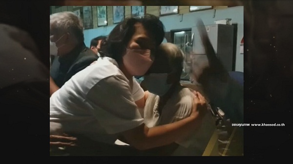 โย ทัศน์วรรณ เดินทางรับตัวพี่สาว สรพงศ์ มาร่วมงานศพ   (มีคลิป)