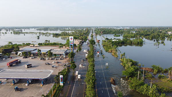 ถนนมิตรภาพยังอ่วม! น้ำท่วมสูงครึ่งเมตรยาว 5 กม. รถเล็กยังผ่านไม่ได้ ถนนมิตรภาพยังอ่วม! น้ำท่วมสูงครึ่งเมตรยาว 5 กม. รถเล็กยังผ่านไม่ได้