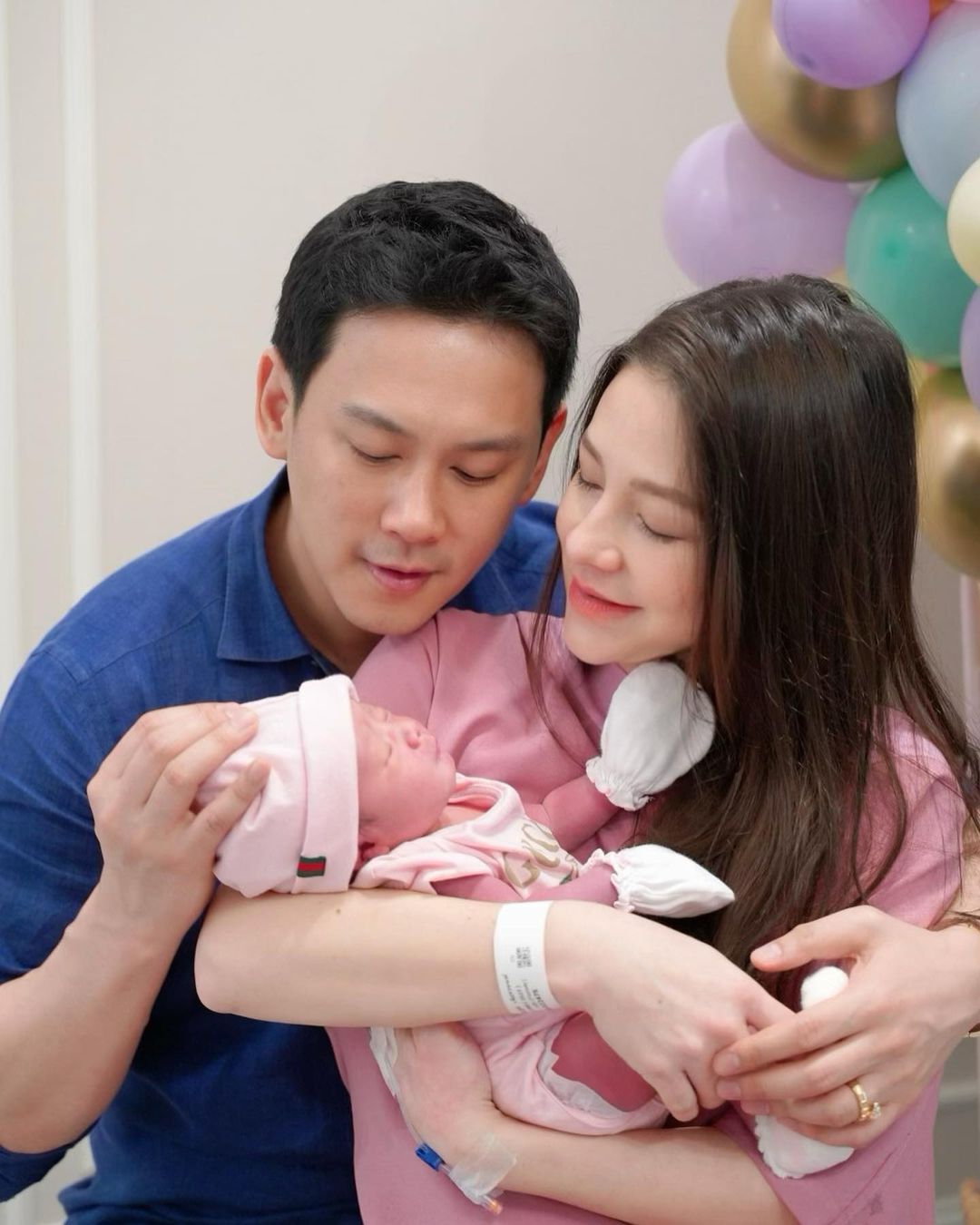 ฟลุค - นาตาลี เผยภาพน่ายินดี ต้อนรับลูกสาว ลืมตาดูโลก