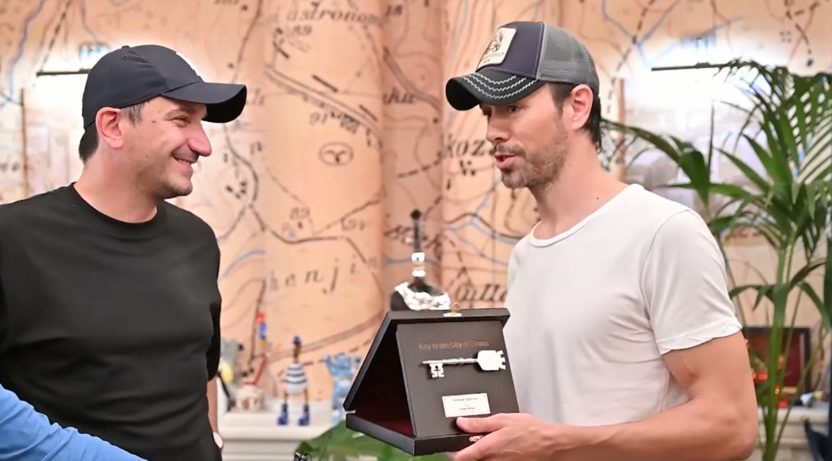 “Enrique Iglesias”  ได้รับกุญแจเมือง “Tirana ” จากนายกเทศมนตรี  