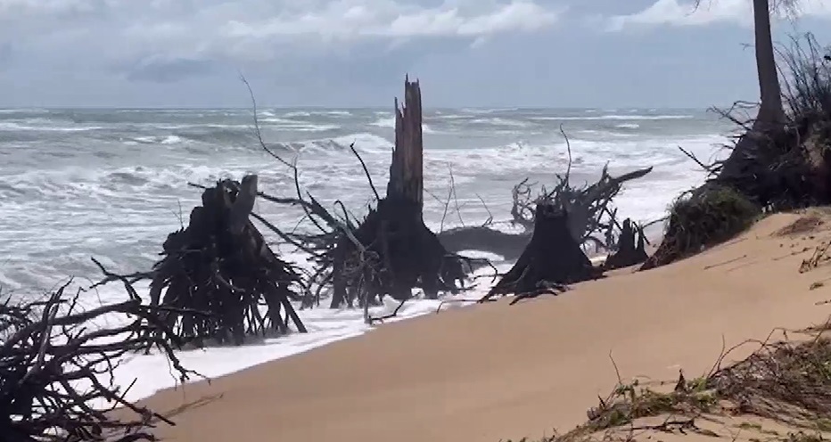 หาดทรายแก้ว เปิดภาพคลื่นสูงซัดน้ำทะเลท่วมถนนภูเก็ต จราจรติดขัด!