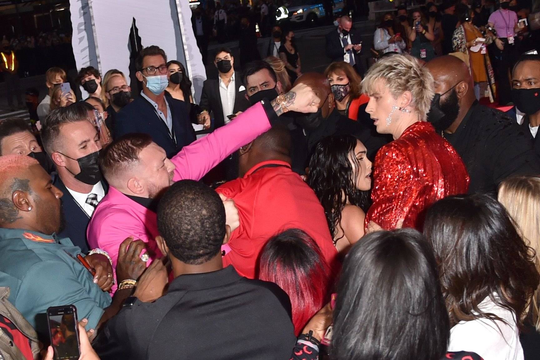คอเนอร์ แม็คเกรเกอร์ แชมป์ UFC สาวหมัดใส่ Machine Gun Kelly หน้างาน MTV โชคดีที่มีคนห้ามทัน