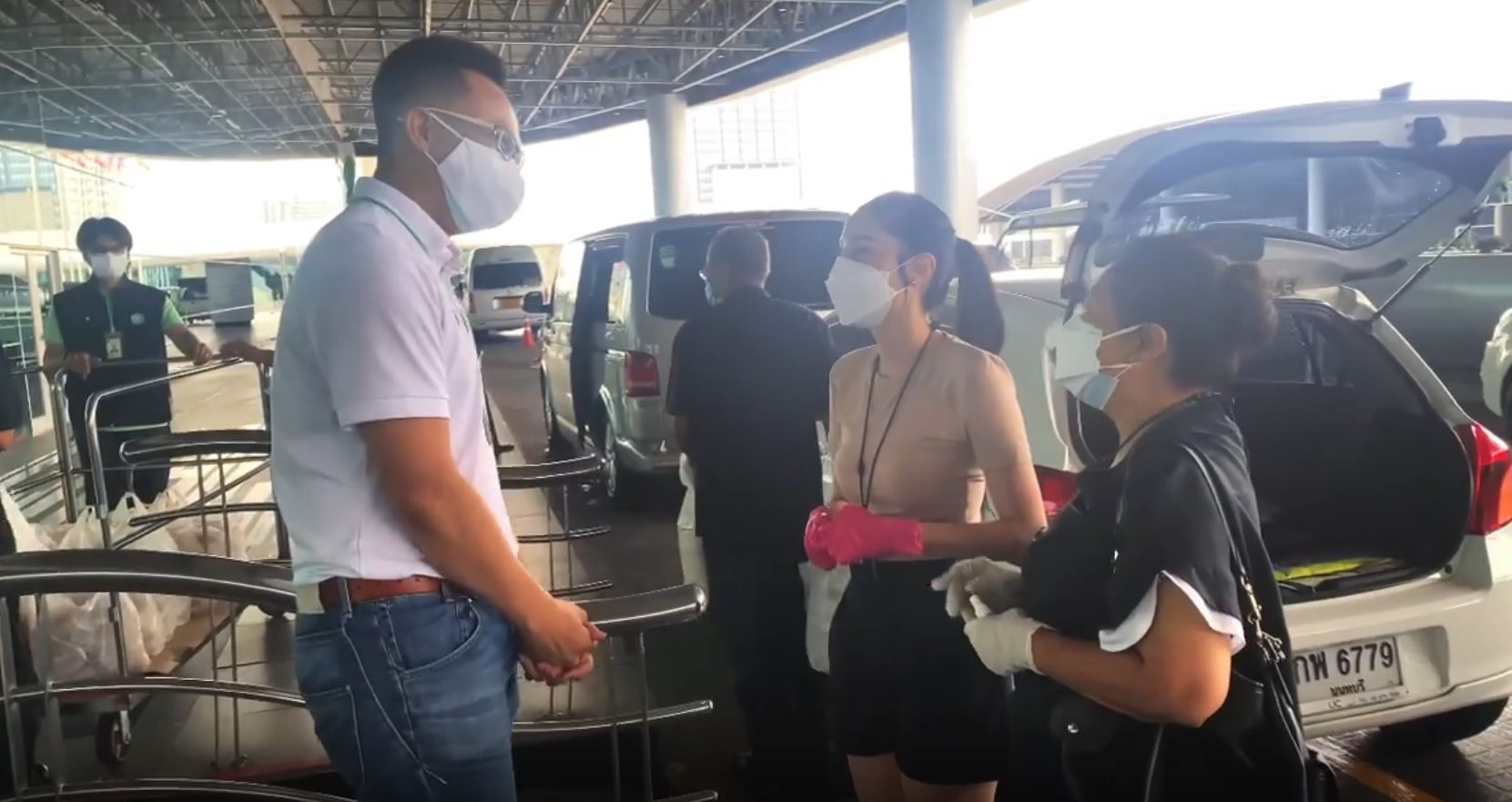 ขวัญ อุษามณี ส่งมอบของใช้จำเป็น ขอเคียงข้างด่านหน้าและบุคลากรทางการแพทย์ ขวัญ อุษามณี ส่งมอบของใช้จำเป็น ขอเคียงข้างด่านหน้าและบุคลากรทางการแพทย์