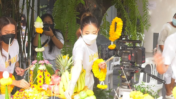 TrueID นำทีมบวงสรวงภาพยนตร์ “5 แม่บ้านถล่มมาเฟีย”   (มีคลิป)