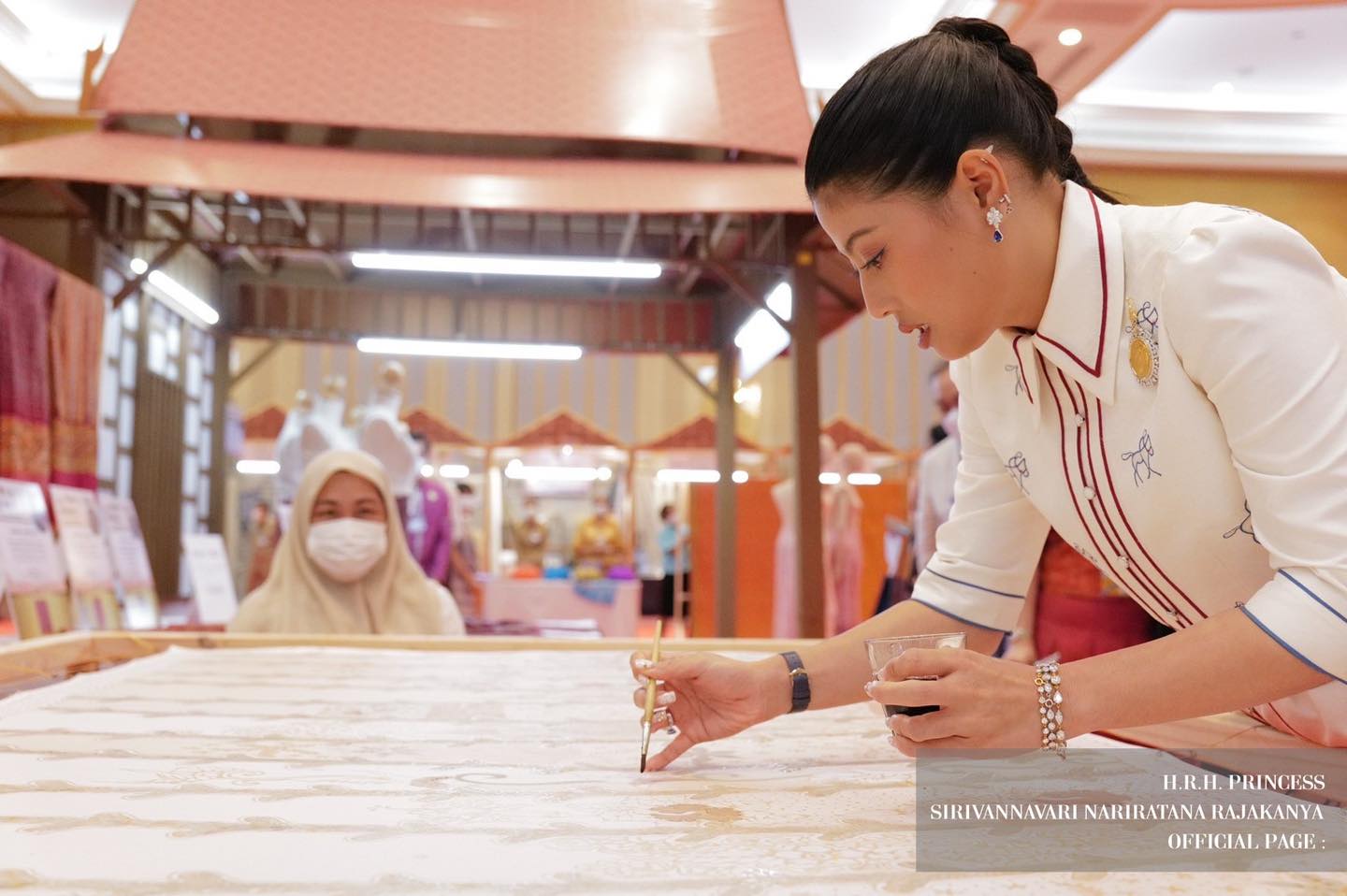 เจ้าฟ้าสิริวัณณวรี เสด็จไปทอดพระเนตรการจัดแสดงและจำหน่ายผลิตภัณฑ์ผ้าและงานหัตกรรมภาคกลาง