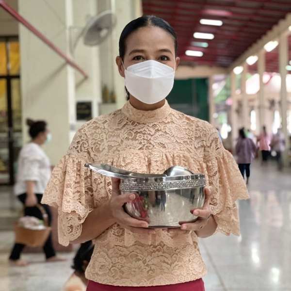 คนบันเทิง ร่วมทำบุญตักบาตร ในวันอาสาฬหบูชา ในยุคโควิดระบาด