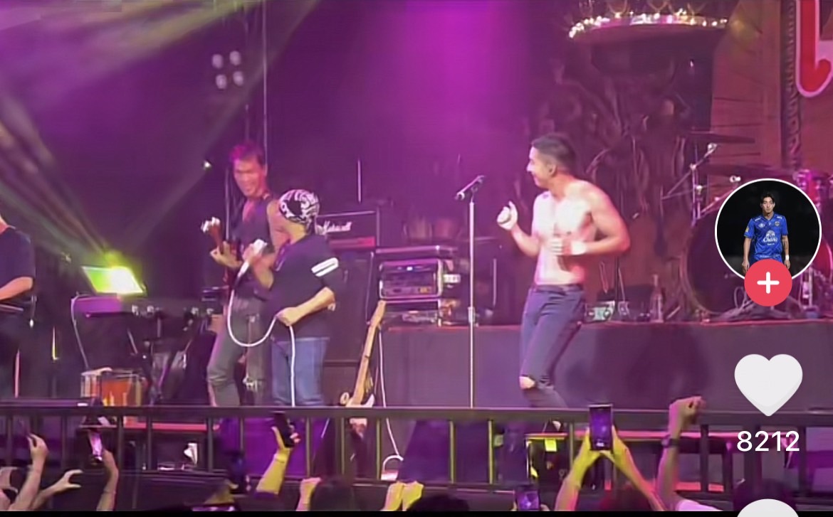 โตโน่  ขึ้นเวทีร้องเพลง เต้นจัดเต็มคาราเบล