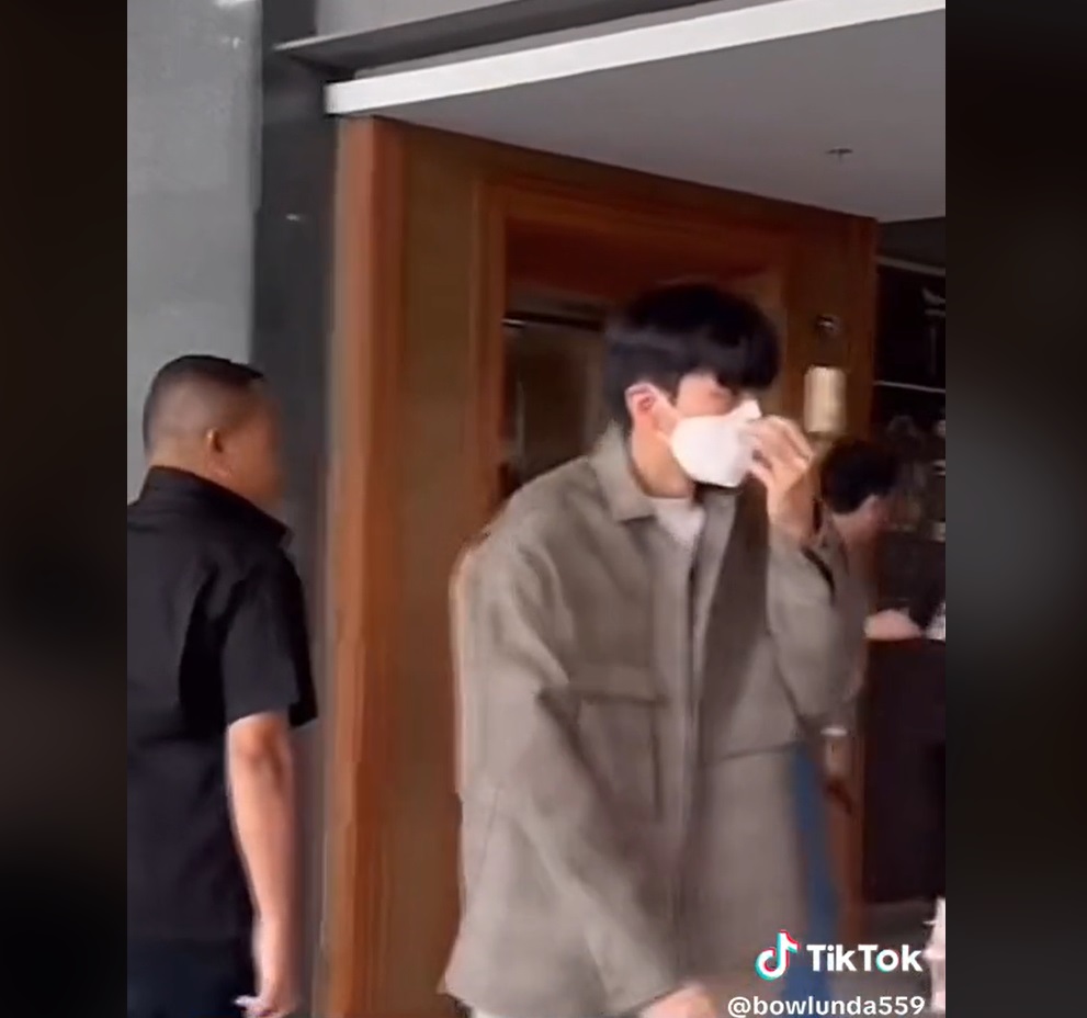 เปิดวาร์ป นนกุล หนุ่มหน้าใส มีคลิปเดินคุย ถือผ้าคลุมไหล่ให้ แอฟ ทักษอร