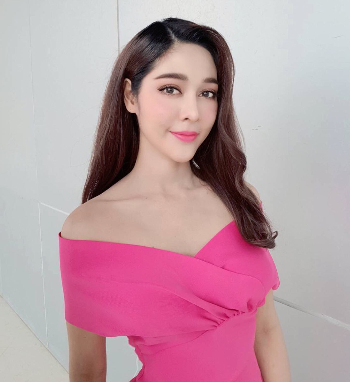 จูน นาตาชา ติดโควิด-19 มีอาการไอ เจ็บคอ มีไข้อ่อนๆ จูน นาตาชา ติดโควิด-19 มีอาการไอ เจ็บคอ มีไข้อ่อนๆ