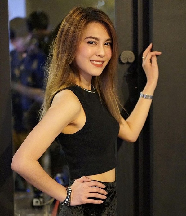 “พั้นช์” วิ่งแก้บนรอบสนามหลวงหลังเพลงทะลุ 100 ล้านวิว  (มีคลิป)