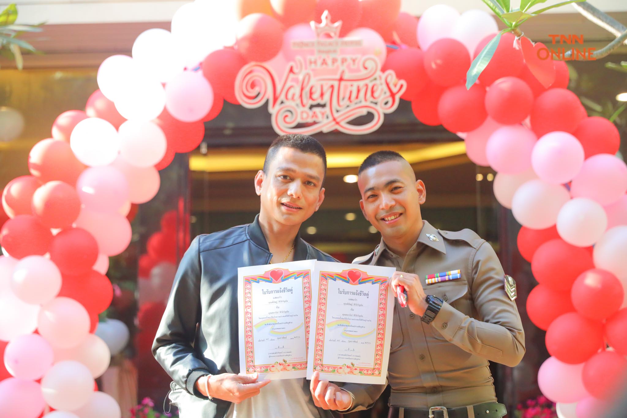 ตร.ควงแฟนหนุ่มจดทะเบียน ครอบครัว-เพื่อน ยอมรับในตัวตน