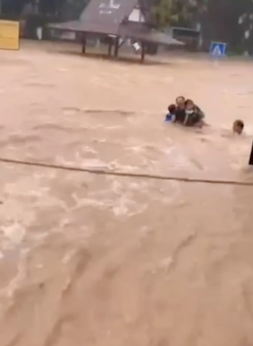 นาทีระทึก! ระยองฝนถล่มหนัก นร. 9 ชีวิตติดในรถกลางสายน้ำเชี่ยวกราก นาทีระทึก! ระยองฝนถล่มหนัก นร. 9 ชีวิตติดในรถกลางสายน้ำเชี่ยวกราก