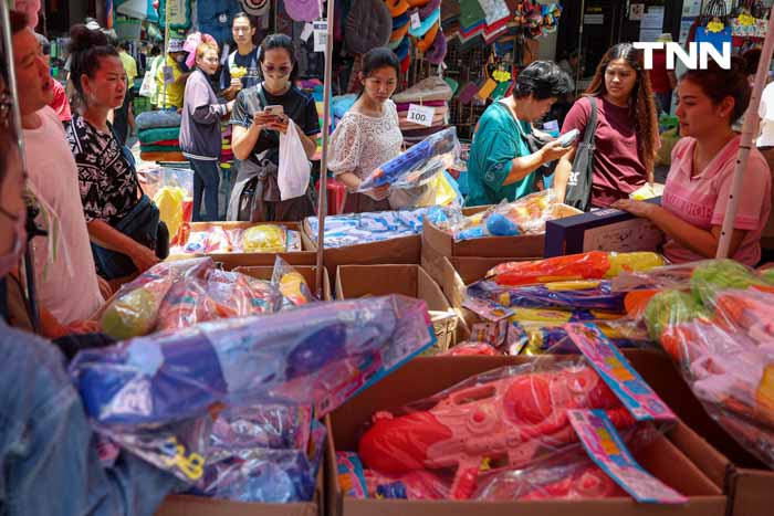 ตลาดสำเพ็งคึกคัก ปชช. ซื้อปืนฉีดน้ำต้อนรับเทศกาลสงกรานต์ ตลาดสำเพ็งคึกคัก ปชช. ซื้อปืนฉีดน้ำต้อนรับเทศกาลสงกรานต์