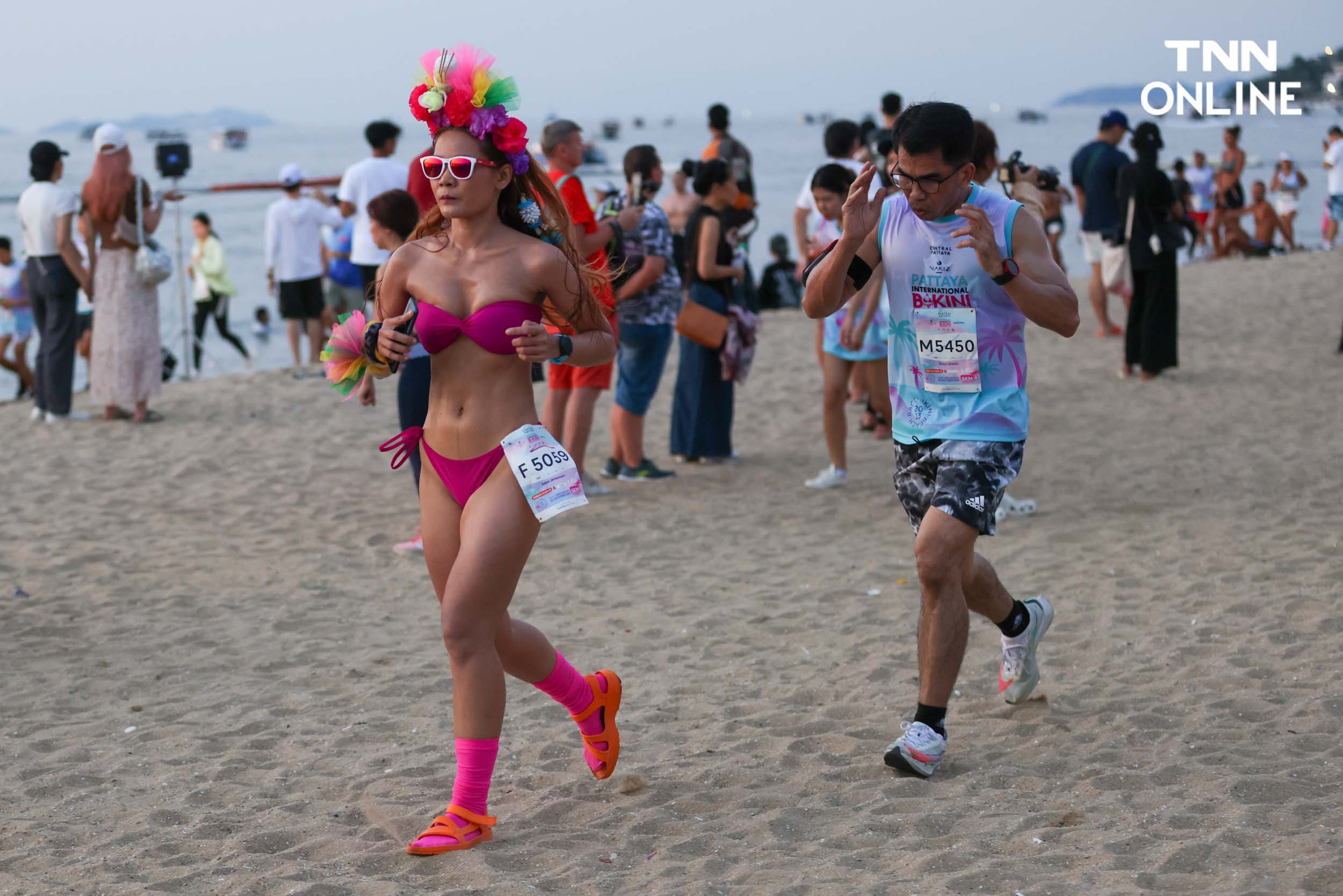 ใส่บิกินีอวดหุ่นสวย นักวิ่งกว่า 4,000 คน ร่วมวิ่งริมหาดพัทยา