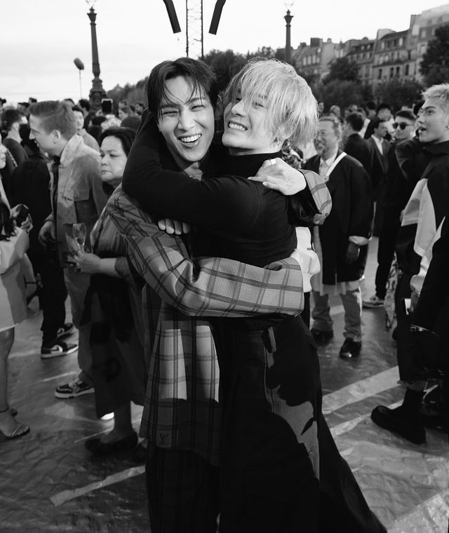 พี่น้องกอดกันกลม!! 'แบมแบม' รัวเซ็ตภาพพบหน้า 'แจ็คสัน หวัง' ที่ปารีส พี่น้องกอดกันกลม!! 'แบมแบม' รัวเซ็ตภาพพบหน้า 'แจ็คสัน หวัง' ที่ปารีส