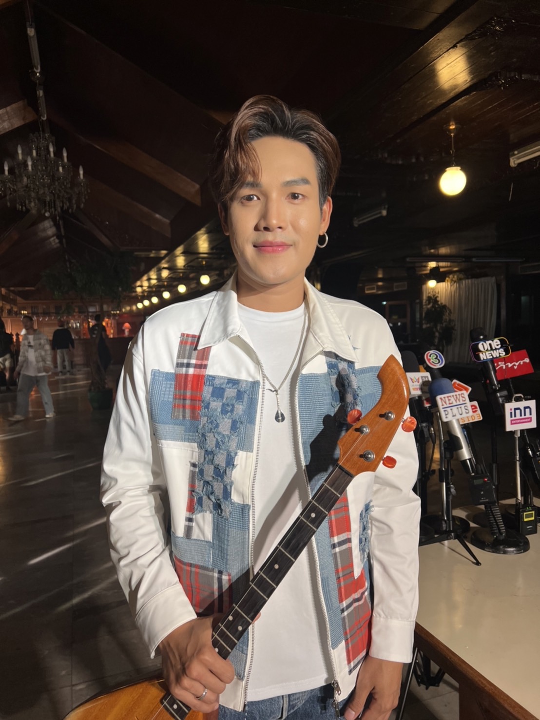 ลำเพลิน วงศกร เผยต่อสายตรงหา โจอี้ รับตนเคยเจอเหตุการณ์แฟนเพลงปาเงินใส่ ลำเพลิน วงศกร เผยต่อสายตรงหา โจอี้ รับตนเคยเจอเหตุการณ์แฟนเพลงปาเงินใส่