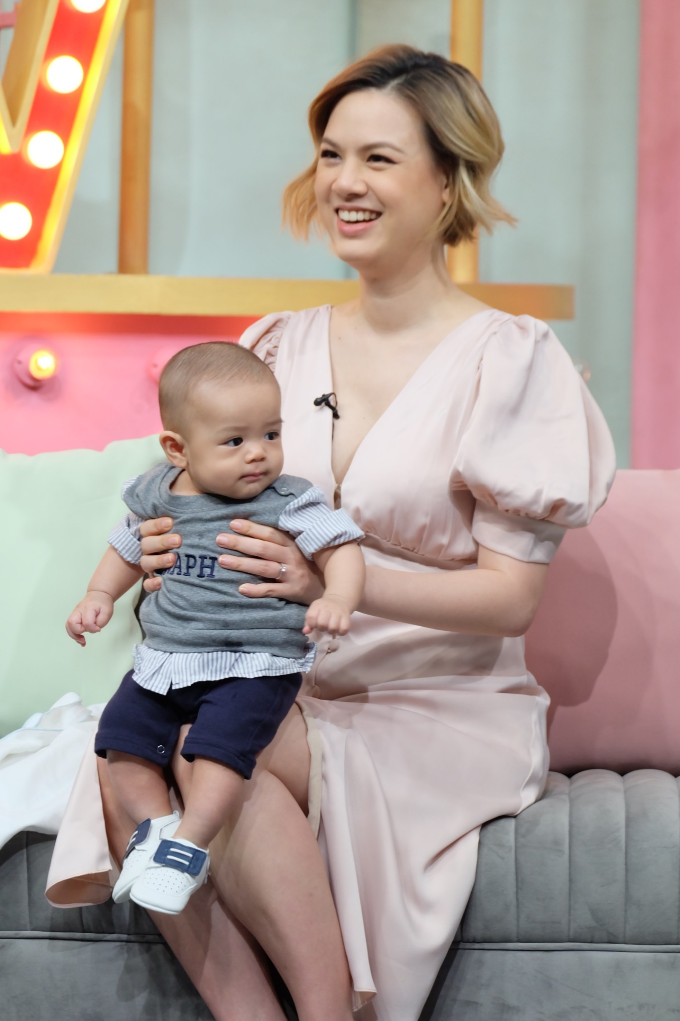 เกล รดา อัปเดตอาการเลี้ยงลูกจนข้อมือทรุด พร้อมเผยวิธีมูยังไงให้ได้สามี แบบ แมน การิน เกล รดา อัปเดตอาการเลี้ยงลูกจนข้อมือทรุด พร้อมเผยวิธีมูยังไงให้ได้สามี แบบ แมน การิน