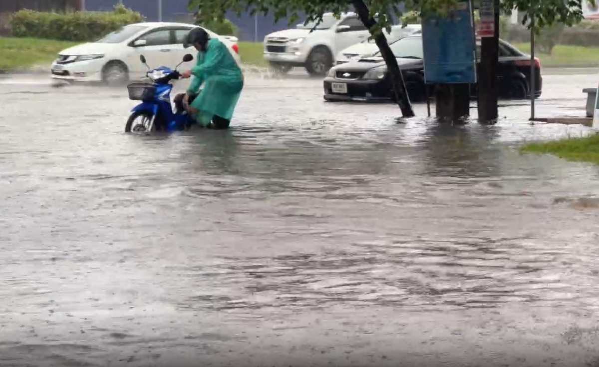พายุหมุนชัด จ.ตราด บ้านเสียหาย-ต้นทุเรียนหักโค่น พายุหมุนชัด จ.ตราด บ้านเสียหาย-ต้นทุเรียนหักโค่น