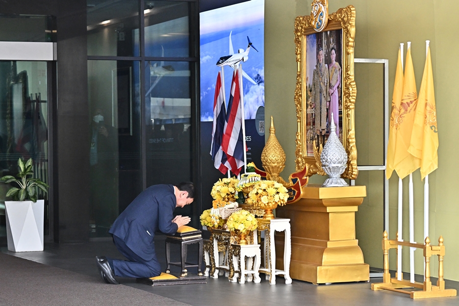 เปิดภาพนาที! ทักษิณ ชินวัตร กลับถึงไทยครั้งแรกในรอบ 17 ปี