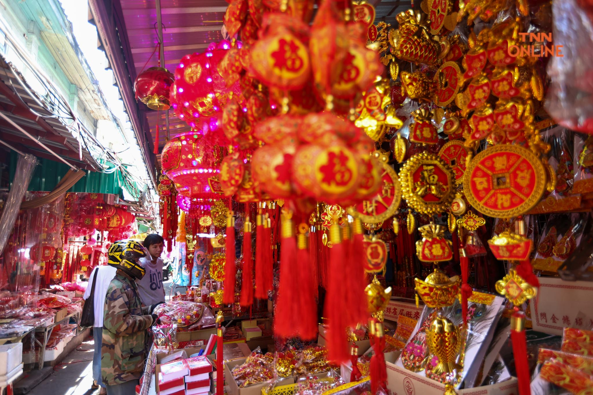 วันจ่ายเยาวราชคึกคัก ชาวไทยเชื้อสายจีนเลือกซื้อของไหว้ตรุษจีน