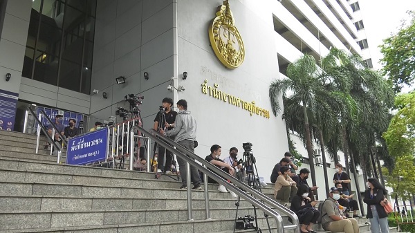 “พิ้งกี้ สาวิกา” ตัดผมสั้น พร้อมชูมือให้นักข่าว  (มีคลิป)