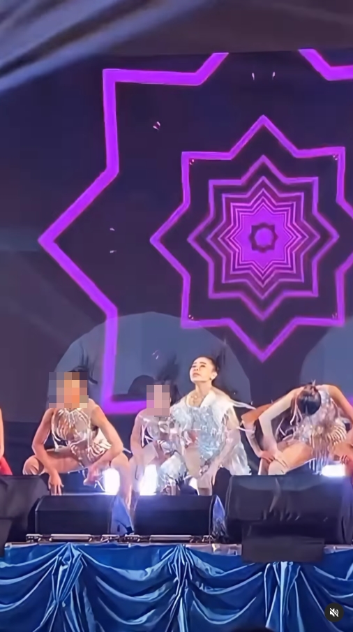 สุดช็อค! เป็กกี้  ศรีธัญญา เสื้อหลุดกลางเวที วอนใครมีภาพขอให้ลบทิ้ง 