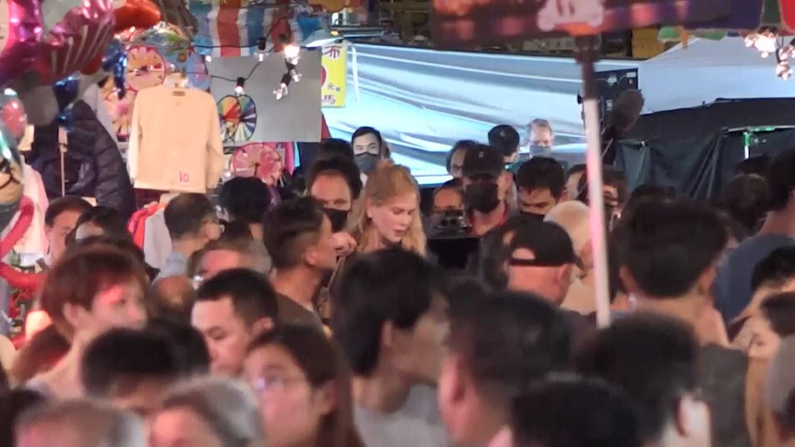 นิโคล คิดแมน เดินตลาดกลางคืนท่ามกลางผู้คนทั้งๆที่ไม่ได้กักตัวตามมาตรการ