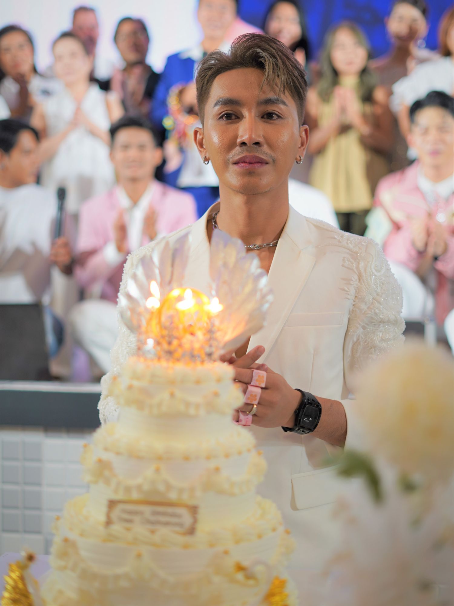 แฟนคลับ ตรี ชัยณรงค์ เปย์หนัก! มอบปีกมาลัยเงินล้าน ฉลองวันเกิดอายุครบ 36 ปี แฟนคลับ ตรี ชัยณรงค์ เปย์หนัก! มอบปีกมาลัยเงินล้าน ฉลองวันเกิดอายุครบ 36 ปี