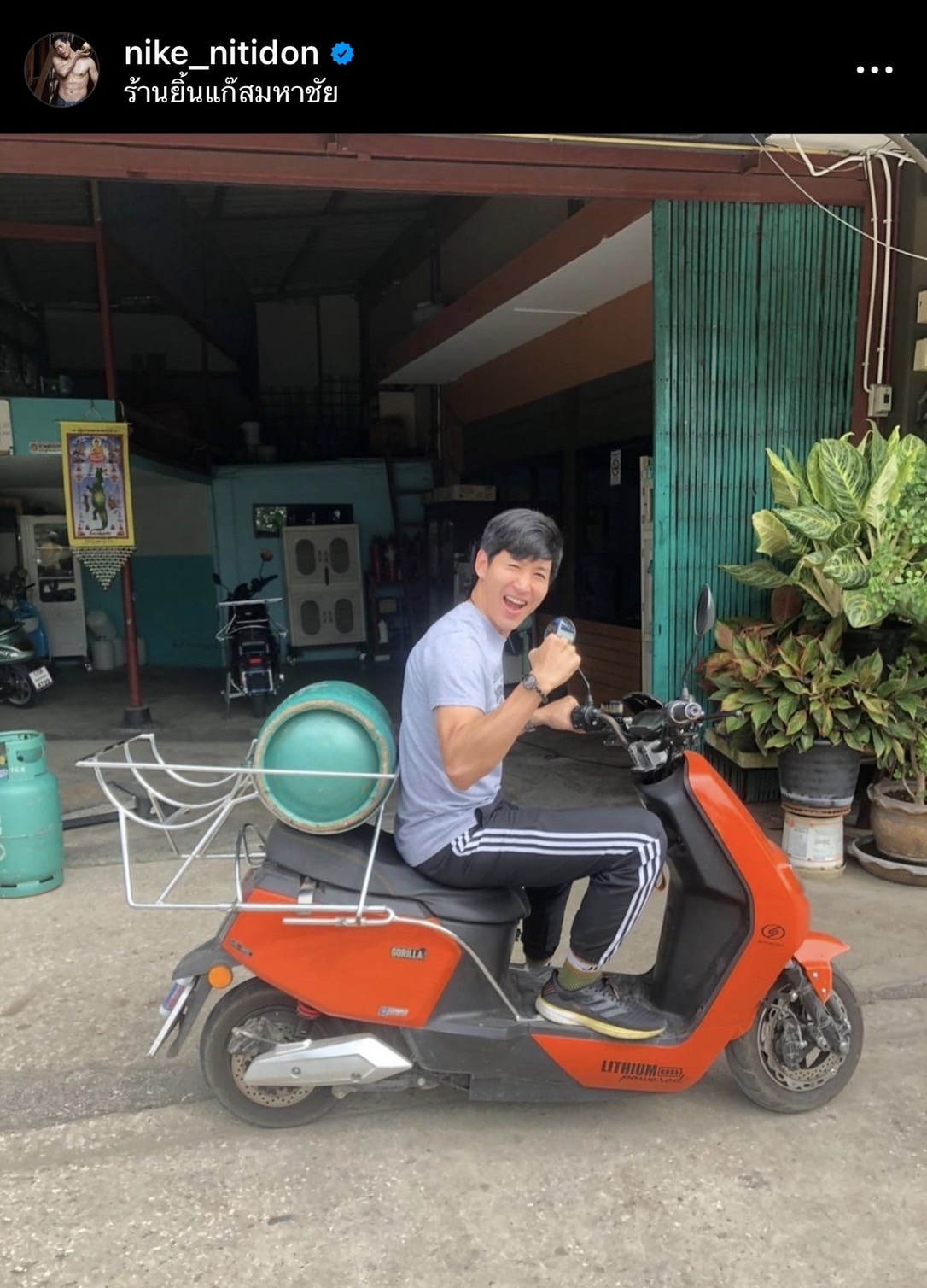 ไม่เลือกงานไม่ยากจน ไนกี้ นิธิดล ขับมอเตอร์ไซค์ส่งแก๊ส ลั่น! เสียงแม่คือเร่งมาก ไม่เลือกงานไม่ยากจน ไนกี้ นิธิดล ขับมอเตอร์ไซค์ส่งแก๊ส ลั่น! เสียงแม่คือเร่งมาก