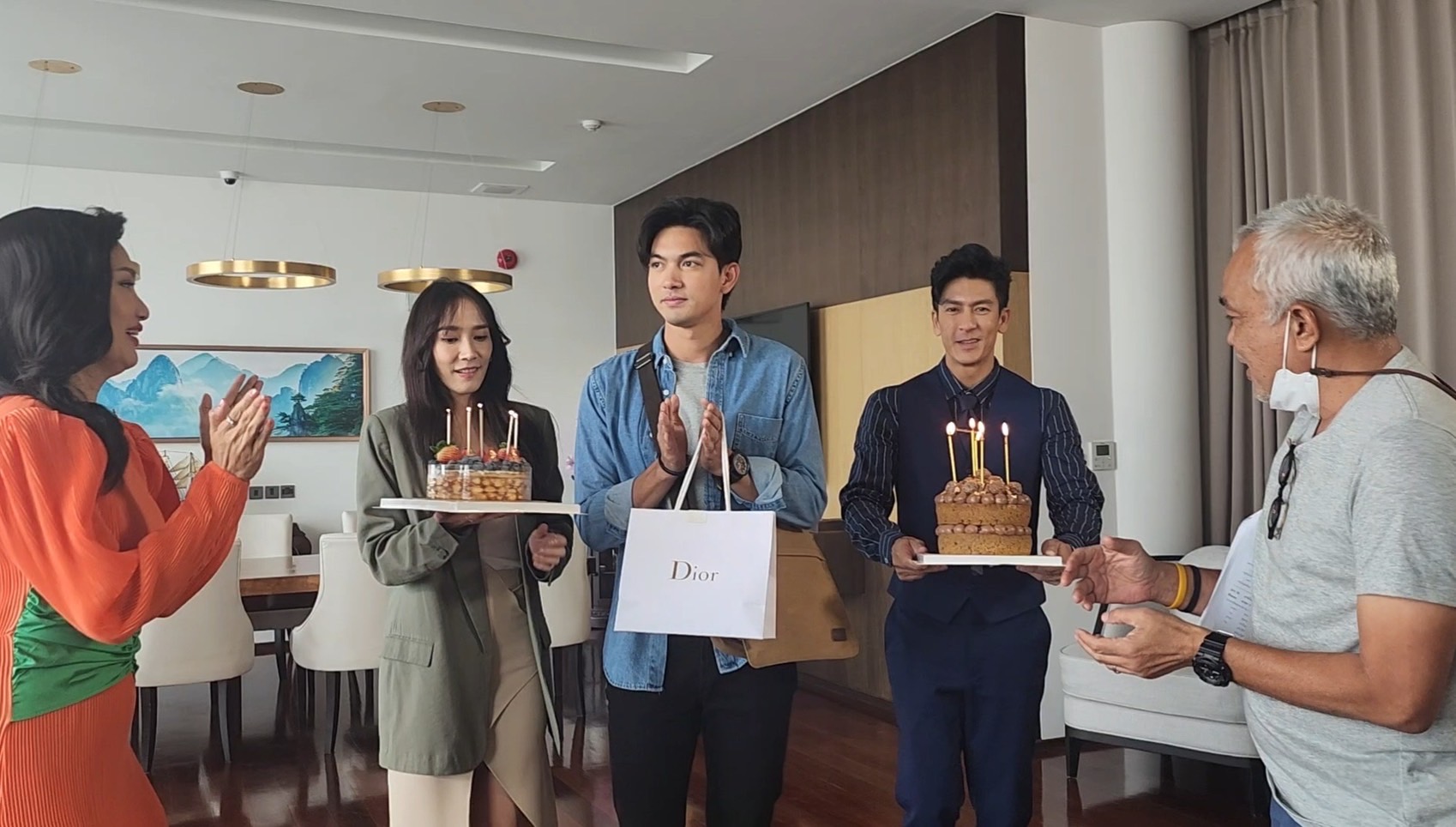 เข้ม หัสวีร์ปลื้มหนัก! ติ๊ก-อั้ม ยกเค้กเซอร์ไพรส์วันเกิดกลางกองละคร เข้ม หัสวีร์ปลื้มหนัก! ติ๊ก-อั้ม ยกเค้กเซอร์ไพรส์วันเกิดกลางกองละคร