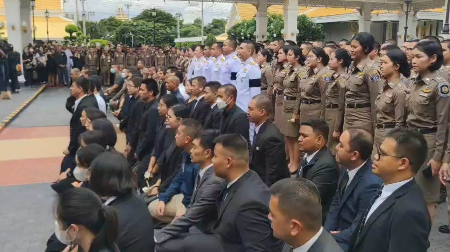 พิธีพระราชทานเพลิงศพ พ.ต.ต.ศิวกร สายบัว เพื่อนๆร้องเพลงอาลัยครั้งสุดท้าย!