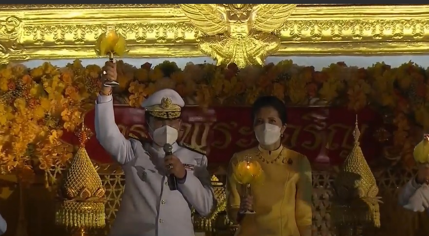 นายกฯ นำจุดเทียนถวายพระพรชัยมงคล วันเฉลิมพระชนมพรรษา พระบาทสมเด็จพระเจ้าอยู่หัว นายกฯ นำจุดเทียนถวายพระพรชัยมงคล วันเฉลิมพระชนมพรรษา พระบาทสมเด็จพระเจ้าอยู่หัว