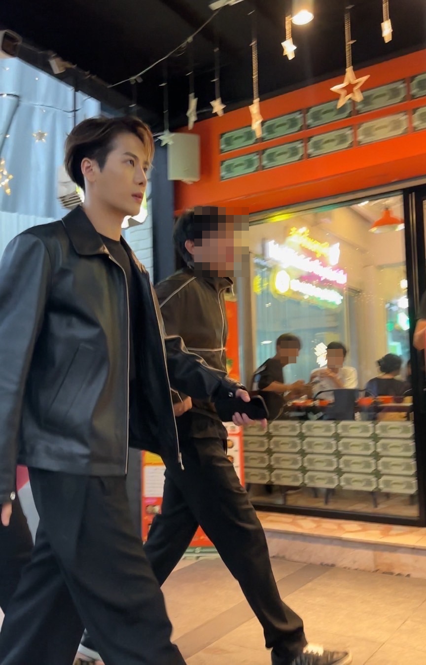 กรี๊ดสนั่น! แจ็คสัน หวัง บุกร้านหมูกระทะชื่อดังพาครอบครัวกินเมนูสุดฮิตของคนไทย