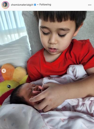 น่ารักมาก! 2 พี่ชาย สายฟ้า-พายุ กับโมเมนต์สุดอบอุ่น อุ้มน้องสาว แอบิเกล